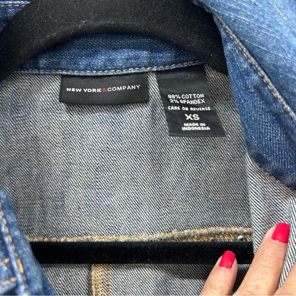 New York Company xs women’s blue denim crop vest, studs on the front 2 pockets - Picture 4 of 6
